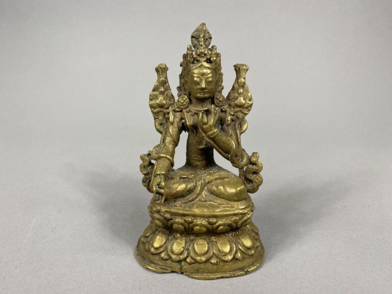 Inde - Divinité en bronze à patine dorée représentant une divinité assise sur u…