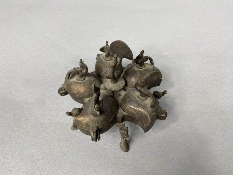 Inde et divers - Ensemble de bibelots en bronze comprenant statuettes de divini…