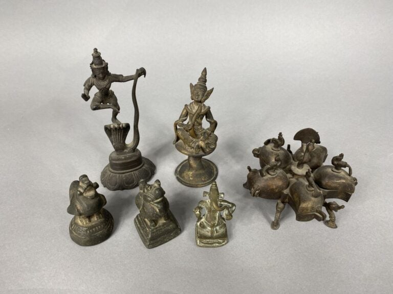 Inde et divers - Ensemble de bibelots en bronze comprenant statuettes de divini…