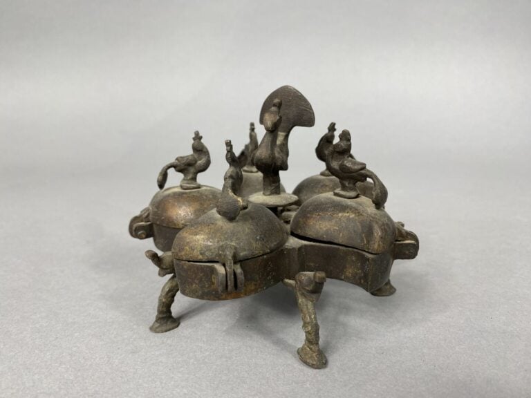 Inde et divers - Ensemble de bibelots en bronze comprenant statuettes de divini…