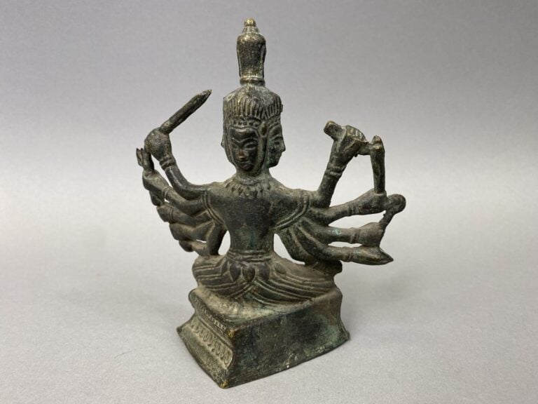 Inde - Sujet en bronze représentant une divinité à plusieurs bras tenant dans c…