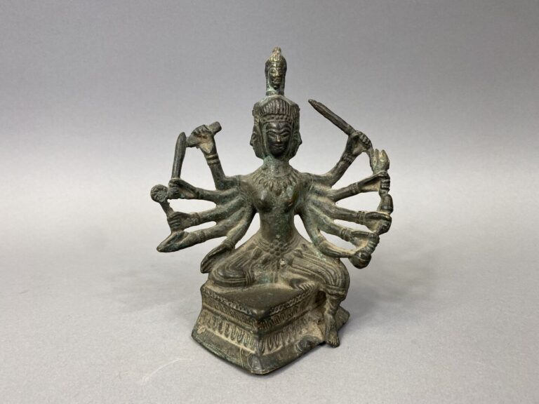 Inde - Sujet en bronze représentant une divinité à plusieurs bras tenant dans c…