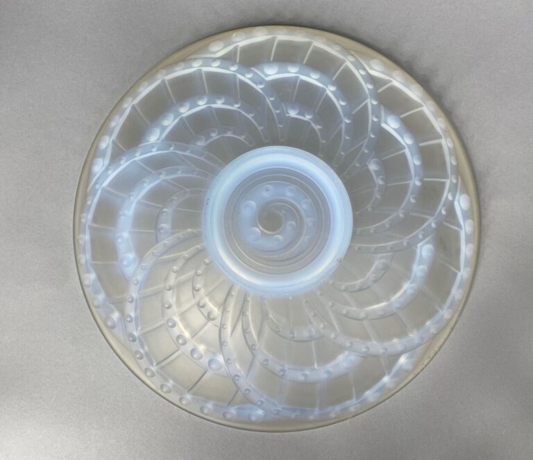 J. LANDIER - Grande coupe à talon en verre opalescent à décor géométrique de sp…
