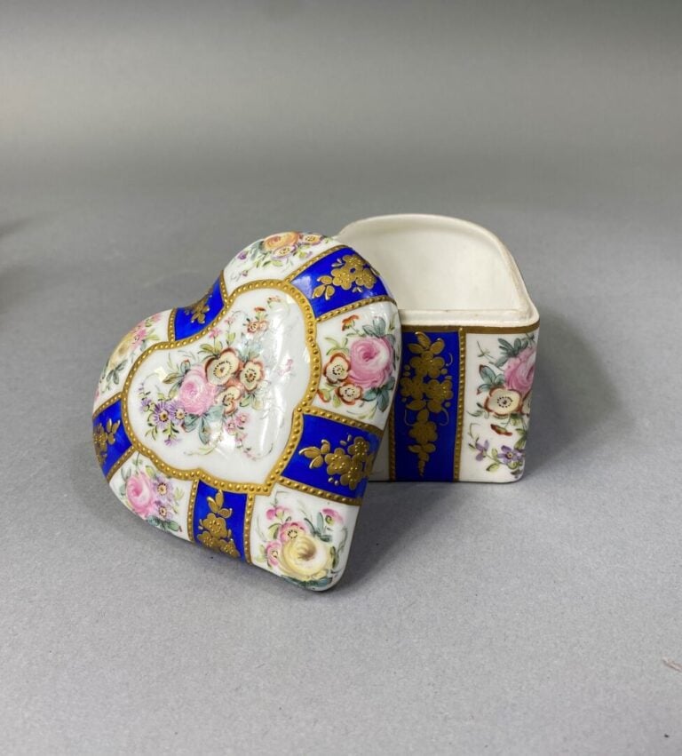 Jacob PETIT - Sujet en porcelaine polychrome figurant un gentilhomme - On joint…