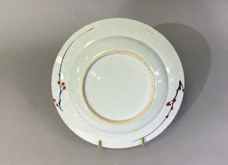 Japon - Assiette en porcelaine à décor Imari - D : 23 cm - (égrenures, cheveux)…