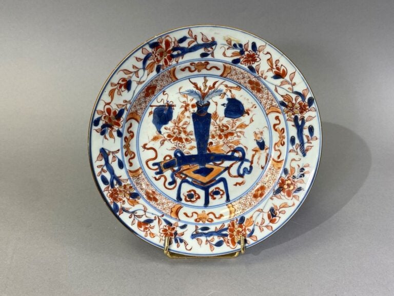 Japon - Assiette en porcelaine à décor Imari - D : 23 cm - (égrenures, cheveux)…