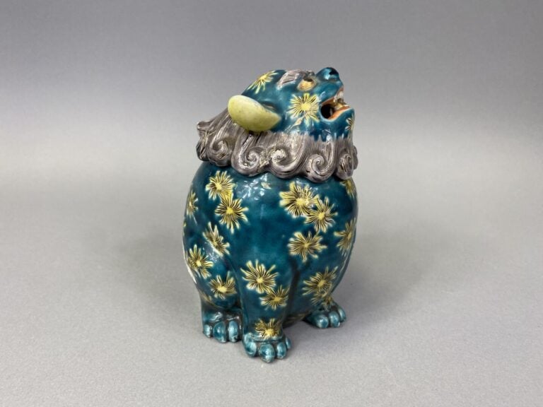 Japon, dans le goût Kutani - Pot couvert en céramique émaillée polychrome figur…