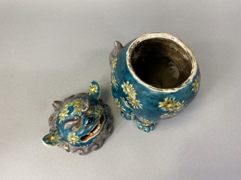 Japon, dans le goût Kutani - Pot couvert en céramique émaillée polychrome figur…