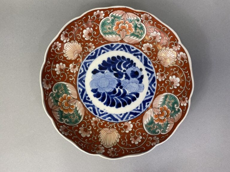 Japon - Ensemble de cinq assiettes polylobées en céramique émaillée polychrome…