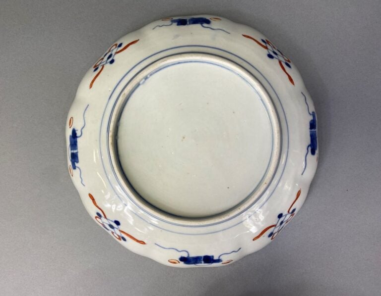 Japon - Ensemble de cinq assiettes polylobées en céramique émaillée polychrome…