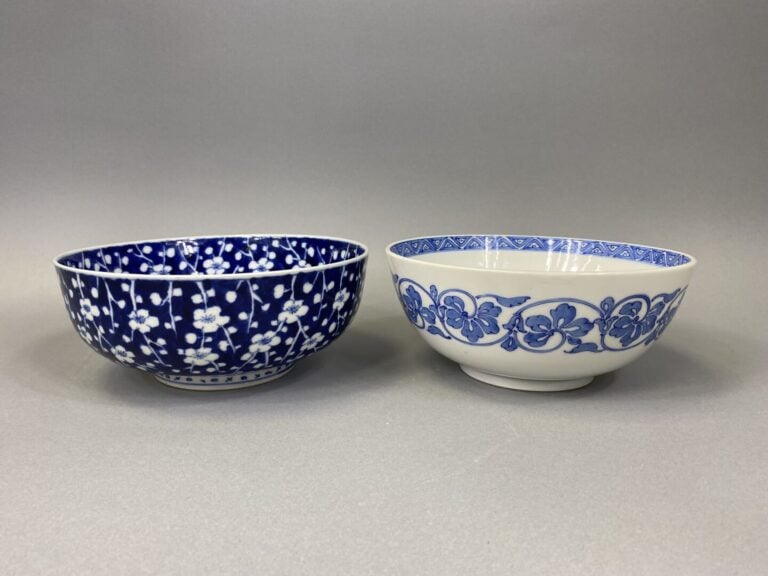 Japon - Ensemble de cinq assiettes polylobées en céramique émaillée polychrome…