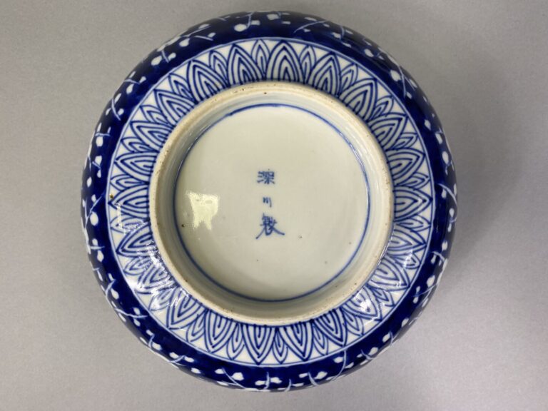 Japon - Ensemble de cinq assiettes polylobées en céramique émaillée polychrome…