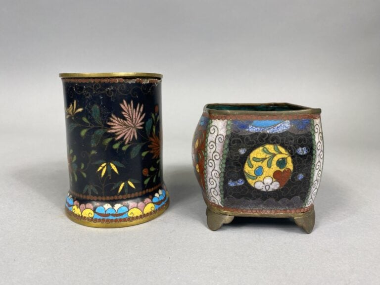 Japon - Ensemble de deux objets dans le goût des émaux cloisonnés sur fond noir…