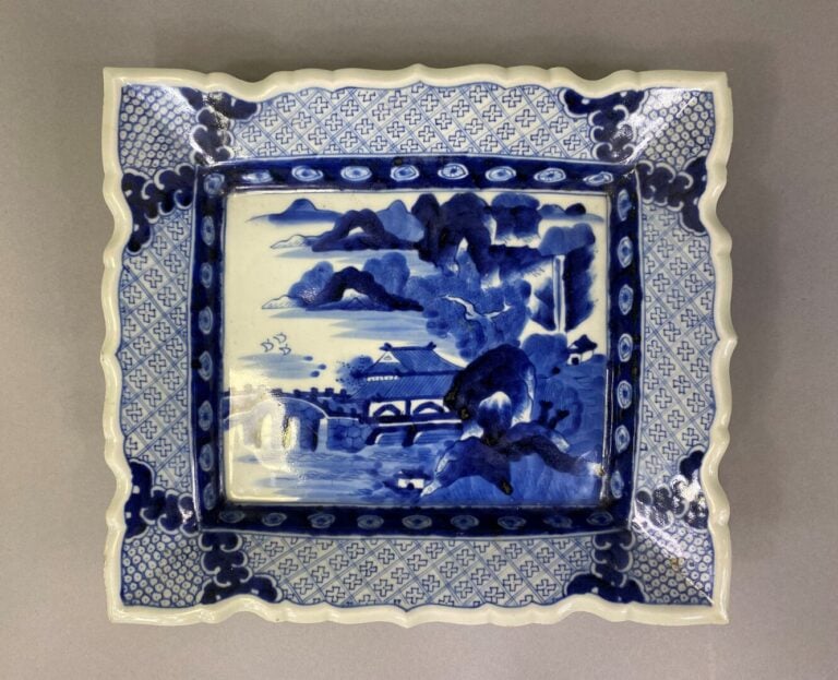 Japon - Ensemble de deux plateaux de forme carrée pour l'un et rectangulaire po…
