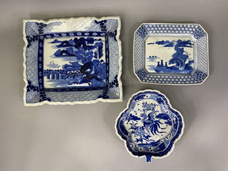 Japon - Ensemble de deux plateaux de forme carrée pour l'un et rectangulaire po…
