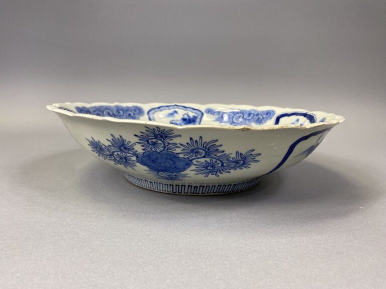 Japon - Ensemble de plats en porcelaine émaillée bleu blanc à décor d'un paysag…