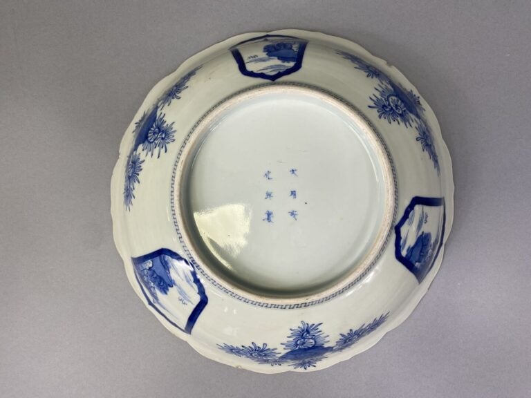 Japon - Ensemble de plats en porcelaine émaillée bleu blanc à décor d'un paysag…