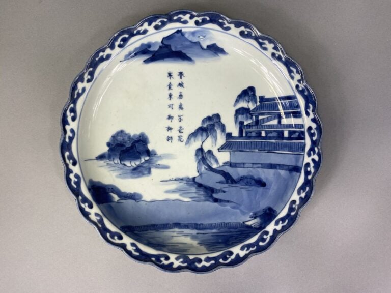 Japon - Ensemble de plats en porcelaine émaillée bleu blanc à décor d'un paysag…