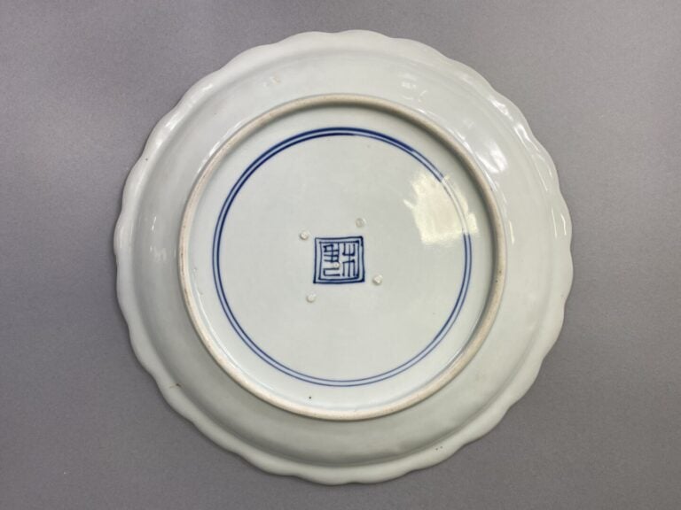 Japon - Ensemble de plats en porcelaine émaillée bleu blanc à décor d'un paysag…
