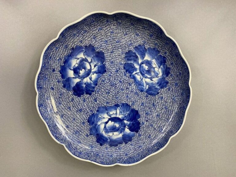 Japon - Ensemble de plats en porcelaine émaillée bleu blanc à décor d'un paysag…