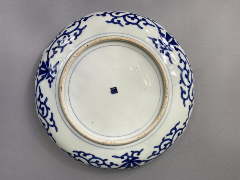 Japon - Ensemble de plats en porcelaine émaillée bleu blanc à décor d'un paysag…