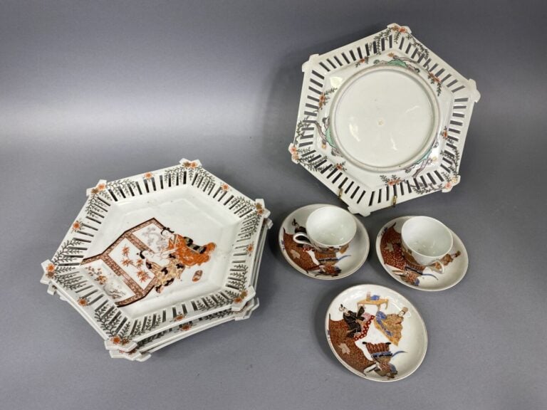 Japon - Ensemble de quatre assiettes hexagonales en porcelaine émaillée à bord…