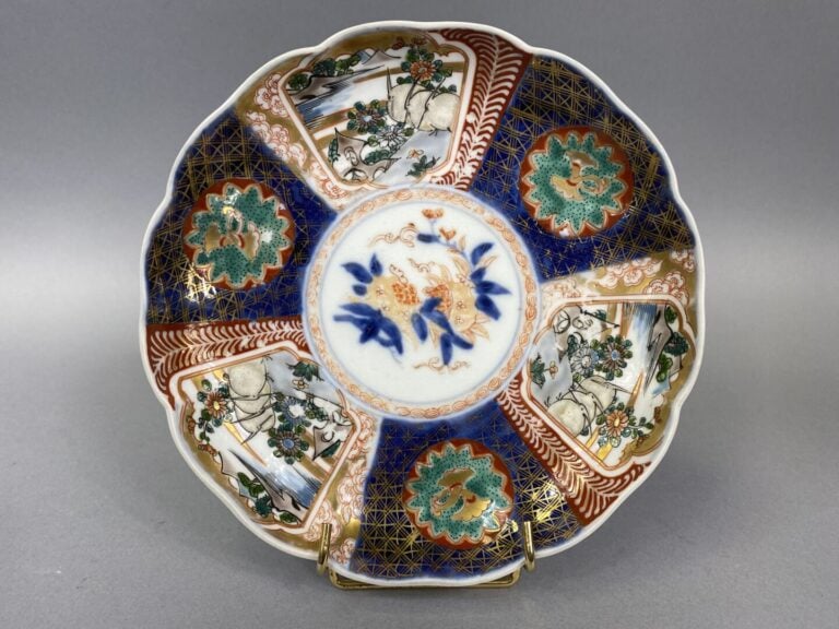Japon - Ensemble de six assiettes en porcelaine Imari à bord polylobé à décor d…