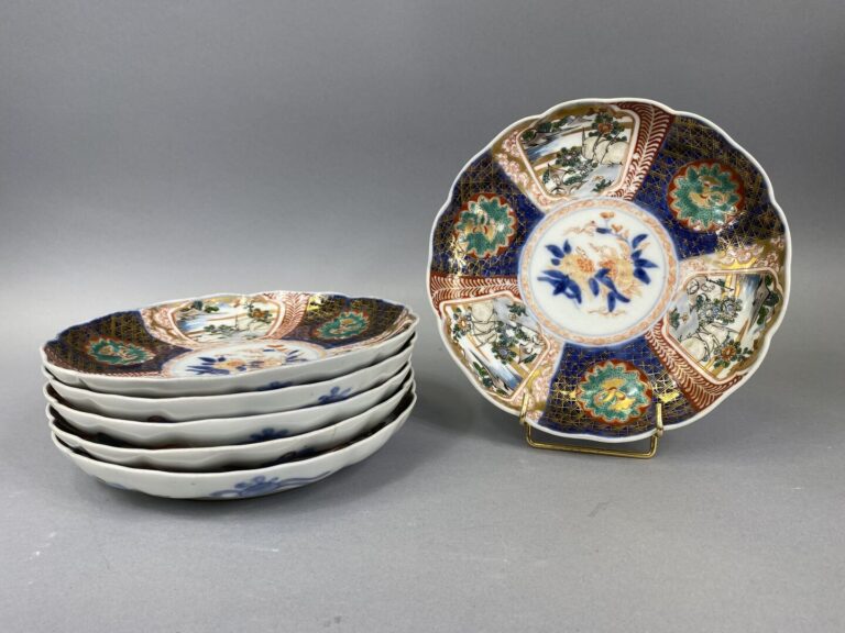 Japon - Ensemble de six assiettes en porcelaine Imari à bord polylobé à décor d…