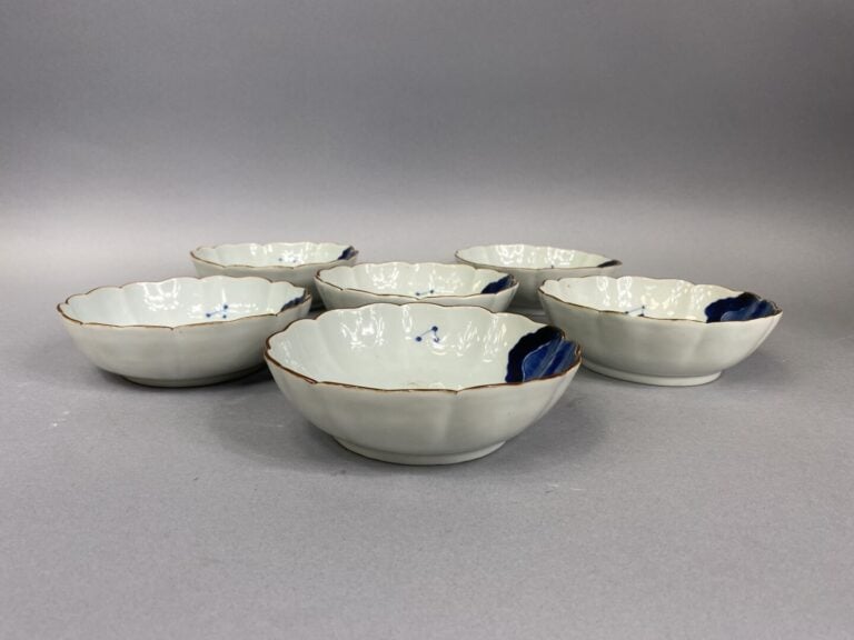 Japon - Ensemble de six coupelles polylobées en porcelaine émaillée dans les to…