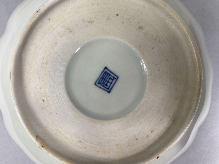 Japon - Ensemble de six coupelles polylobées en porcelaine émaillée dans les to…