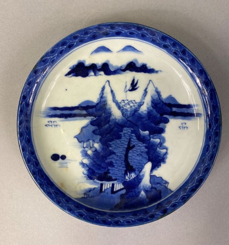 Japon - Ensemble de six coupelles polylobées en porcelaine émaillée dans les to…