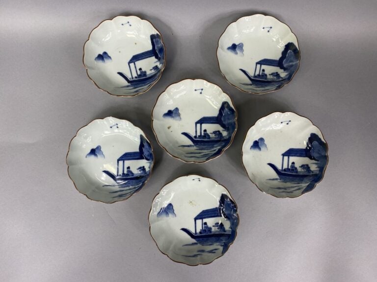 Japon - Ensemble de six coupelles polylobées en porcelaine émaillée dans les to…