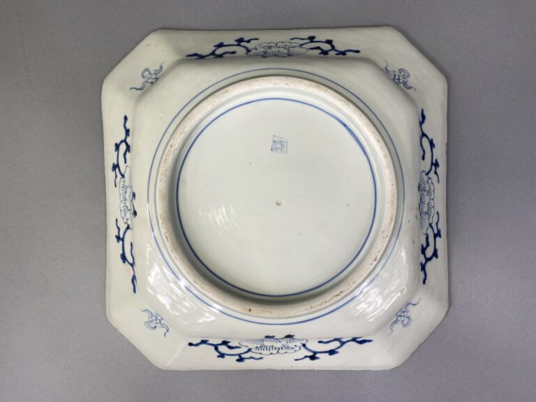Japon, Epoque Meiji - Plat de forme octogonale en céramique émaillée bleu blanc…