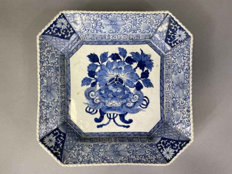Japon, Epoque Meiji - Plat de forme octogonale en céramique émaillée bleu blanc…