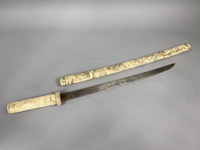 Japon - Katana en os sculpté à décor de personnages - Long (lame) : 41 cm - (re…