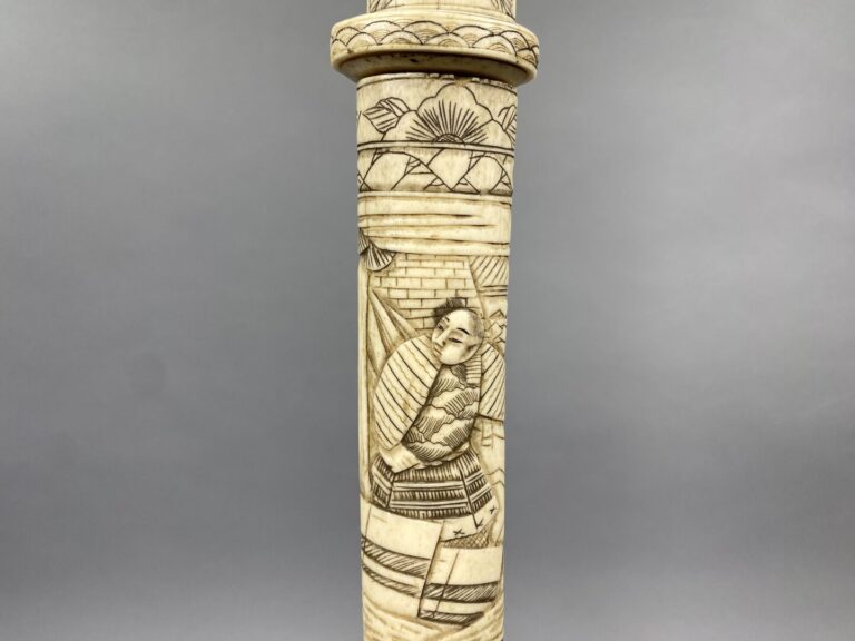 Japon - Katana en os sculpté à décor de personnages - Long (lame) : 41 cm - (re…