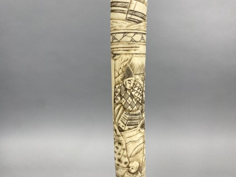 Japon - Katana en os sculpté à décor de personnages - Long (lame) : 41 cm - (re…