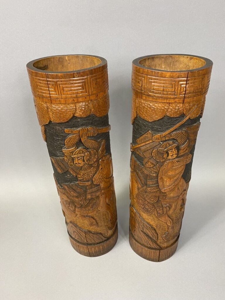 Japon - Paire de grands porte-pinceaux bitong en bambou sculpté à décor de cava…