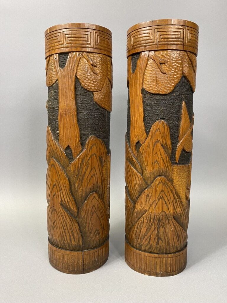 Japon - Paire de grands porte-pinceaux bitong en bambou sculpté à décor de cava…