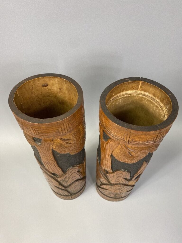 Japon - Paire de grands porte-pinceaux bitong en bambou sculpté à décor de cava…