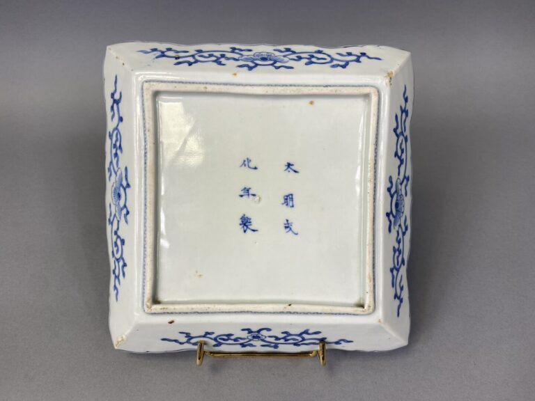 Japon - Plat de forme carrée à bord dentelé en porcelaine émaillée à décor bleu…