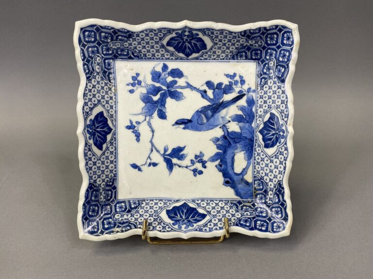 Japon - Plat de forme carrée à bord dentelé en porcelaine émaillée à décor bleu…