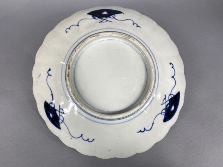 Japon - Plat polylobé en porcelaine Imari à décor de feuillages et fleurs dans…