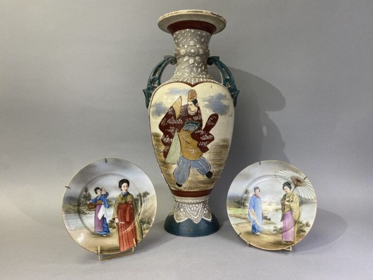 Japon, Satsuma dans le goût - Grand vase balustre en faïence polychrome à col é…