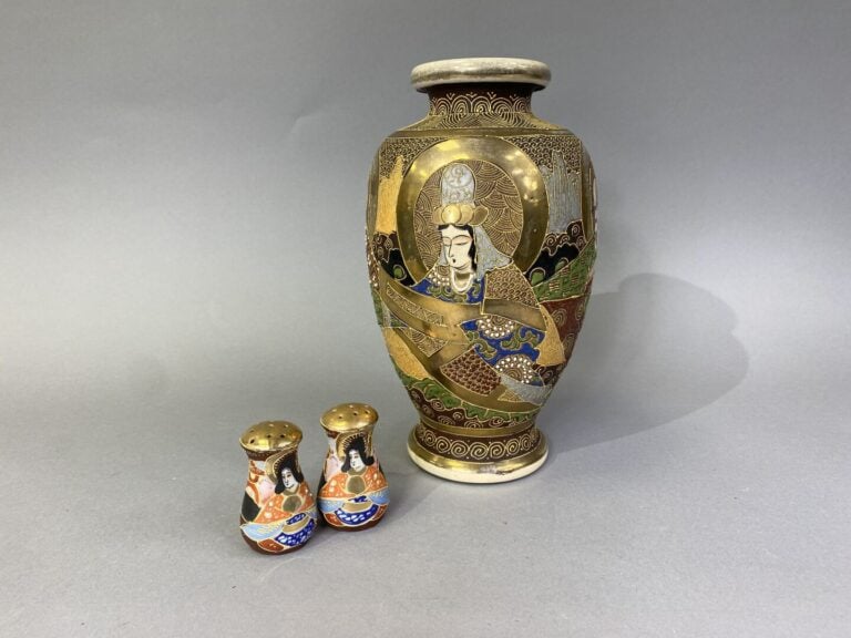 Japon, Satsuma dans le goût - Grand vase balustre en faïence polychrome à col é…