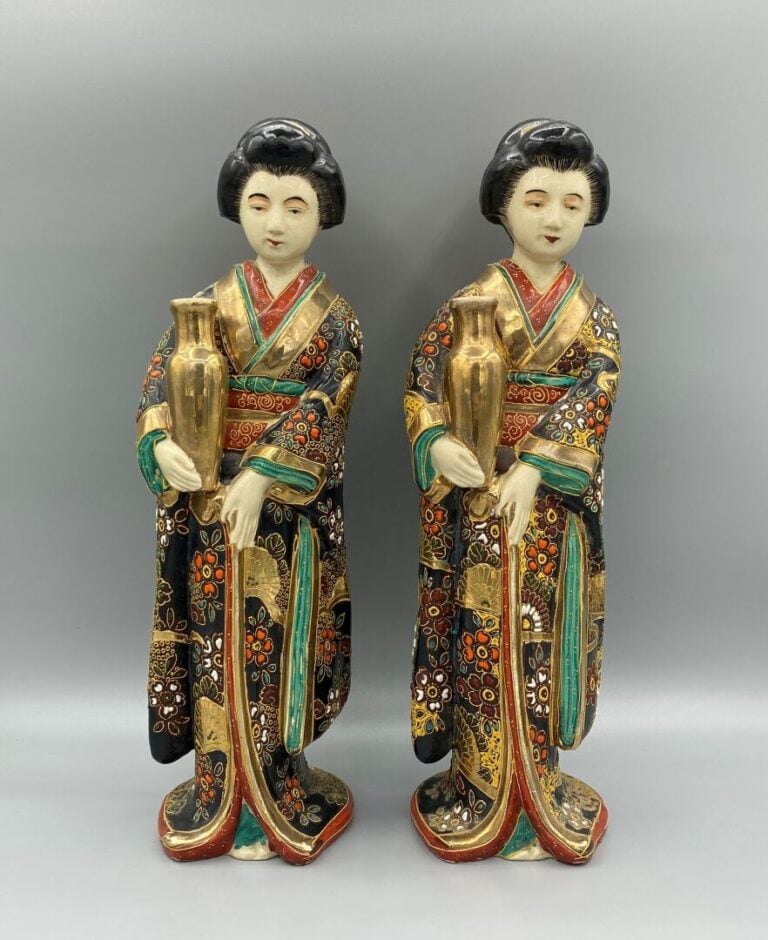 Japon, Satsuma - Deux sujets en porcelaine émaillée polychrome représentant une…