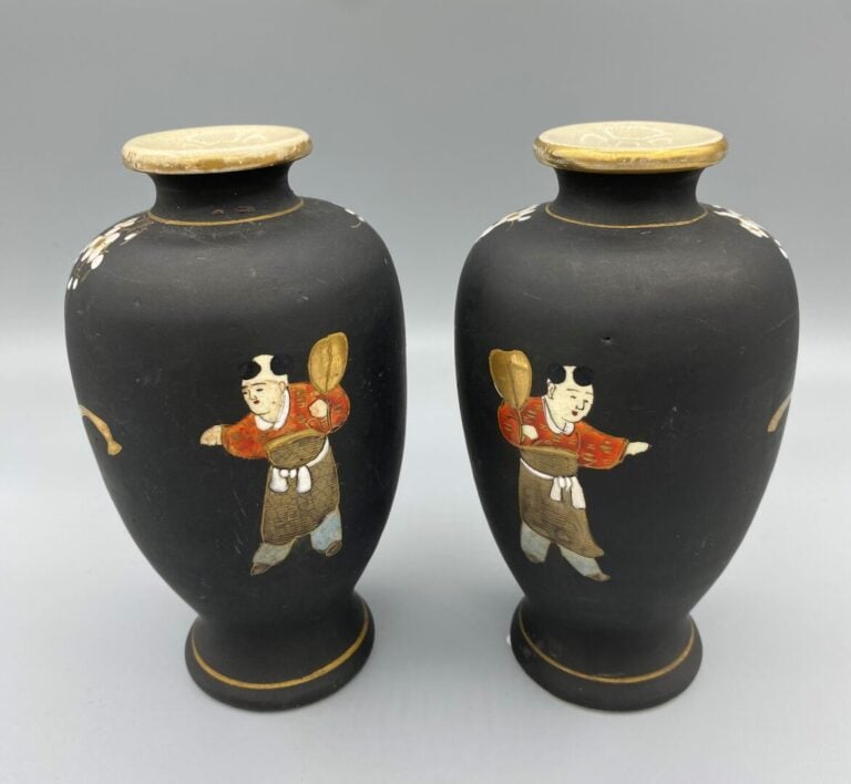 Japon, Satsuma - Paire de vases balustres miniatures à court col à décor d'une…