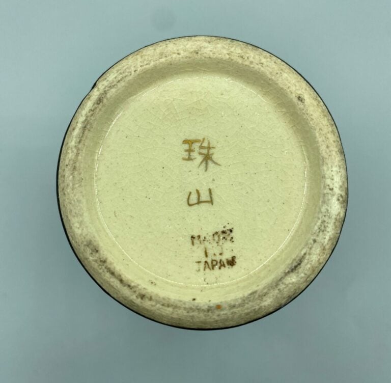 Japon, Satsuma - Paire de vases balustres miniatures à court col à décor d'une…