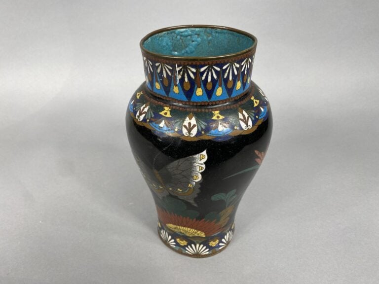 Japon - Vase balustre en émaux cloisonnés à décor de fleurs et papillons sur fo…