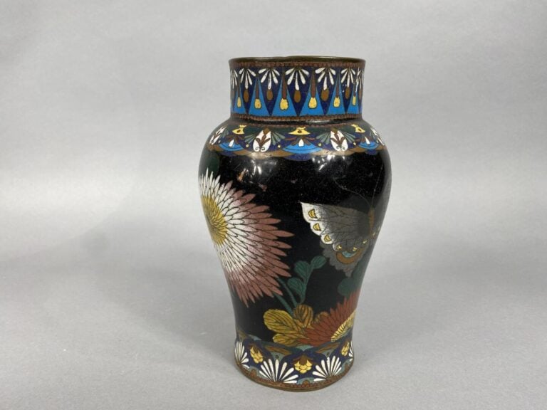 Japon - Vase balustre en émaux cloisonnés à décor de fleurs et papillons sur fo…